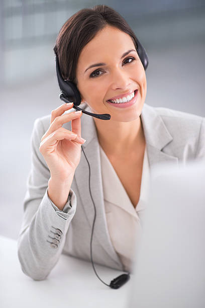 como gostaria de dirigir a sua chamada? - hotel reception customer service representative headset receptionist imagens e fotografias de stock