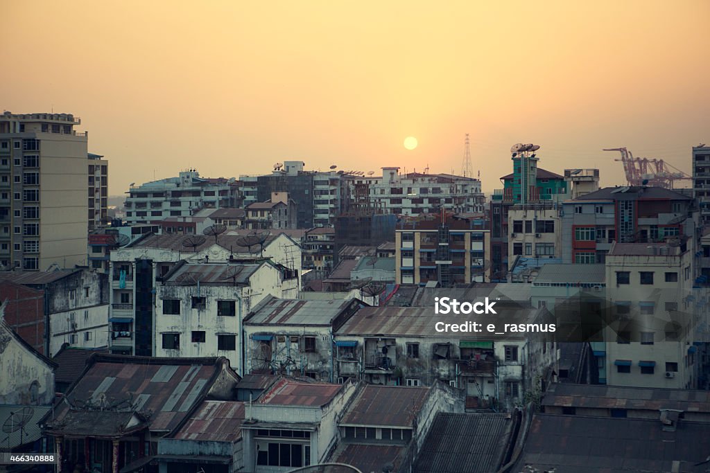 Закат в Янгоне - Стоковые фото Старый роялти-фри