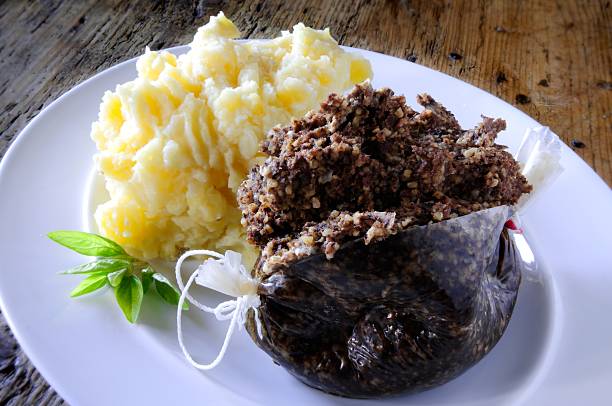 haggis sweede e potatomeal prato - scottish cuisine - fotografias e filmes do acervo