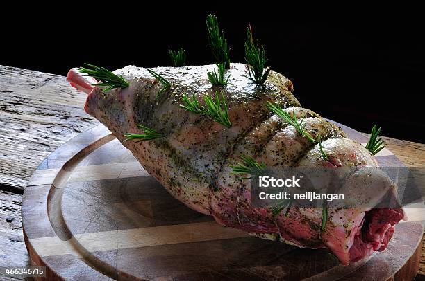 Conjunto De Pierna De Cordero En El Tablero De Madera Foto de stock y más banco de imágenes de Alimento