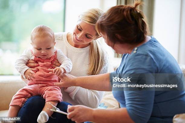 Saúde Visitante A Falar Jovem Mãe Com Bebê - Fotografias de stock e mais imagens de Conselho - Conselho, Bebé, Assistente Social