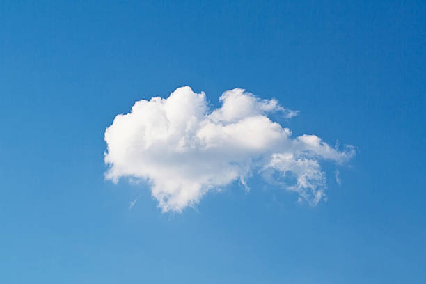 nuages blancs sur bleu ciel - single object photos et images de collection