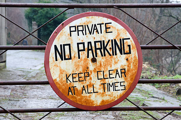 rusty placa de proibido estacionar no portão de ferro - sign rusty industry no parking sign imagens e fotografias de stock