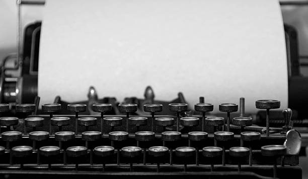 máquina de escrever antiga preto e branco, com espaço para texto acima teclado. - typewriter keyboard typewriter antique old fashioned - fotografias e filmes do acervo