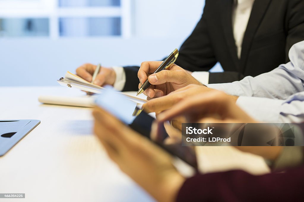 Close-up do empresário trabalhando com documento as mãos durante uma reunião - Foto de stock de Adulto royalty-free