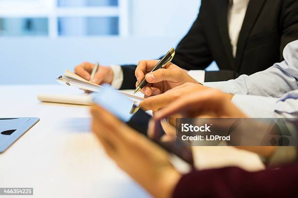 Foto de Closeup Do Empresário Trabalhando Com Documento As Mãos Durante Uma Reunião e mais fotos de stock de Adulto