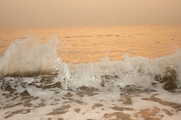 vagues de la mer sur le vent au lever du soleil. - power tide ripple reef photos et images de collection