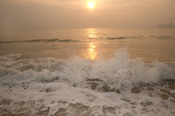 vagues de la mer sur le vent au lever du soleil. - power tide ripple reef photos et images de collection