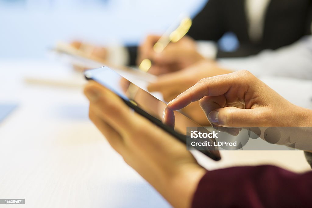 Nahaufnahme der Geschäftsfrau Hände arbeiten mit tablet pc während der - Lizenzfrei Arbeiten Stock-Foto