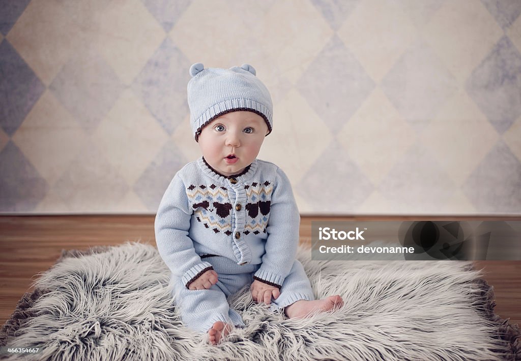 Baby мальчик на меха Ковер - Стоковые фото 6-11 месяцев роялти-фри