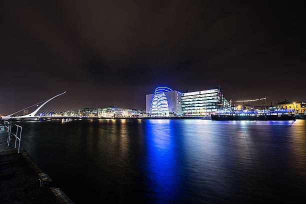 samuel beckett bridge à noite - dublin ireland samuel beckett bridge bridge night - fotografias e filmes do acervo