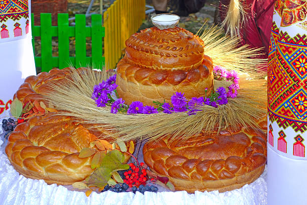 un trozo de pan con salero - sales meeting fotografías e imágenes de stock