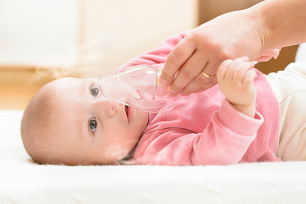 atemwegs-therapie - asthmatic child asthma inhaler inhaling stock-fotos und bilder