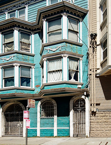 ビクトリア様式の窓からは、サンフランシスコ - roof row house house san francisco county ストックフォトと画像