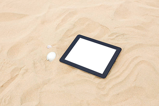 tablet na plaży - digital tablet beach digital display pc zdjęcia i obrazy z banku zdjęć