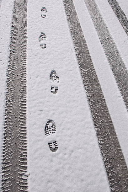 fußabdrücke im schnee - snow track human foot steps stock-fotos und bilder