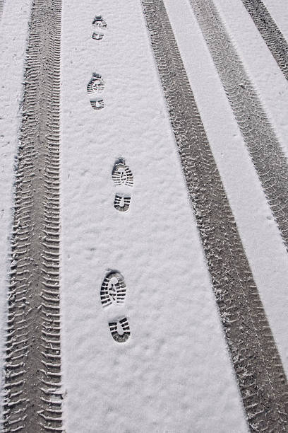 следы в снегу - snow track human foot steps стоковые фото и изображения
