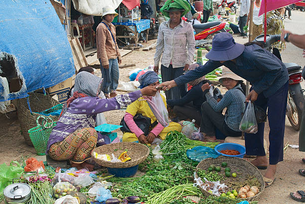 menschen verkaufen gemüs'auf dem lokalen markt, siem reap, kambodscha. - marcel siem stock-fotos und bilder