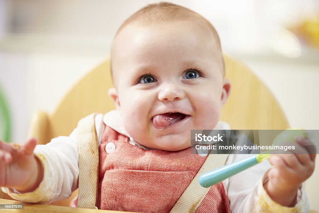 Retrato de joven feliz bebé niño en una silla alta - Foto de stock de Bebé libre de derechos
