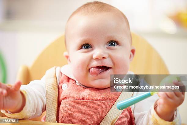 Retrato De Joven Feliz Bebé Niño En Una Silla Alta Foto de stock y más banco de imágenes de Bebé - Bebé, Comer, Destete