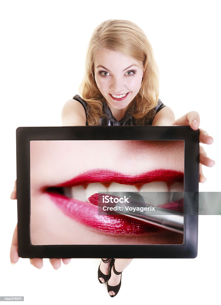 Fille montrant ipad tablette tactile avec photo de lèvres de rouge à lèvres - Photo de Adulte libre de droits