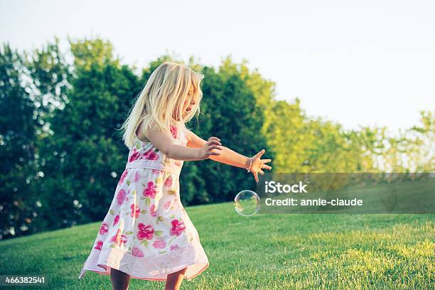 Dziewczynka Bieganie Ze Słońca - zdjęcia stockowe i więcej obrazów Biegać - Biegać, Ciekawość, Czynność