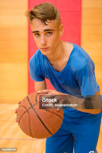 Adolescente Jugando Con Pelota Canchas De Básquetbol En Gimnasio Escolar Europa Foto de stock y más banco de imágenes de 12-13 años