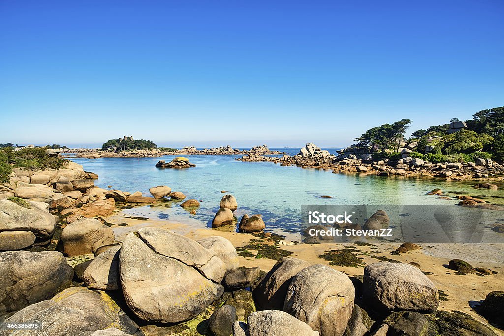Ploumanach, de roches et de la plage de la baie de matin, Bretagne, France. - Photo de Bretagne libre de droits