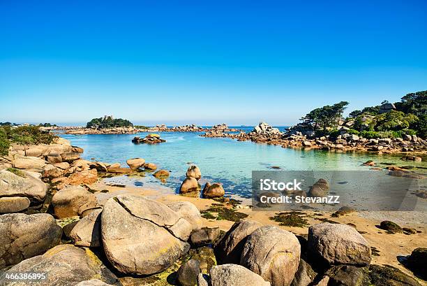 Photo libre de droit de Ploumanach De Roches Et De La Plage De La Baie De Matin Bretagne France banque d'images et plus d'images libres de droit de Bretagne