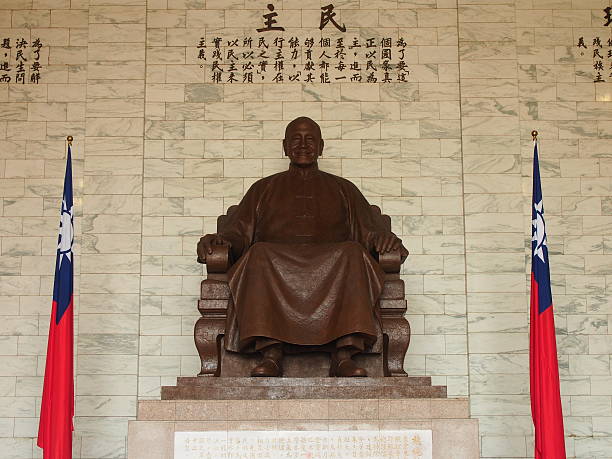 estátua de bronze de chiang kai-shek, cks memorial hall - honor guard protection security guard tourist - fotografias e filmes do acervo