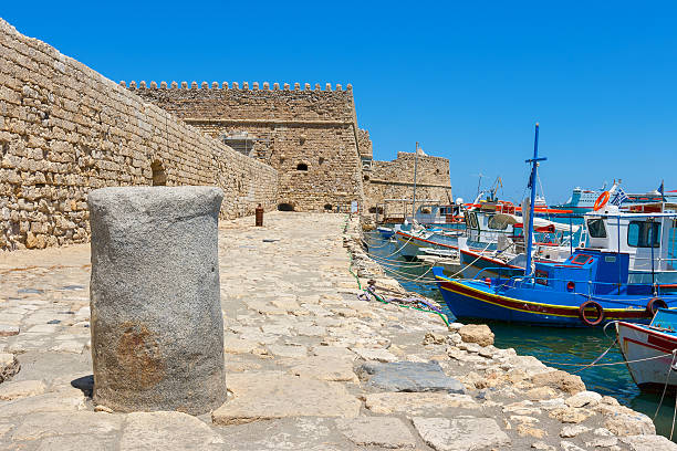 heraklion le port et le château. crète, grèce - nautical vessel cannon coastline crane photos et images de collection