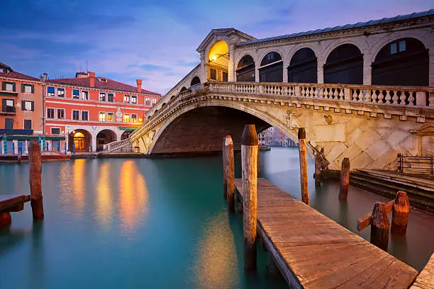 Image of Rialto Bridge in Venice at dawn.