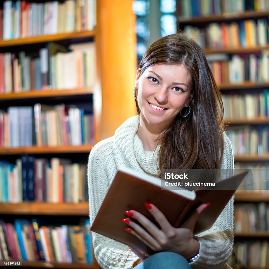 Chica en una biblioteca - Foto de stock de Biblioteca libre de derechos