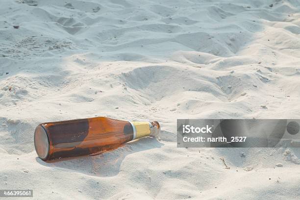 Foto de Garrafa Deitado Em Uma Praia Deserta e mais fotos de stock de Areia - Areia, Azul, Bêbado