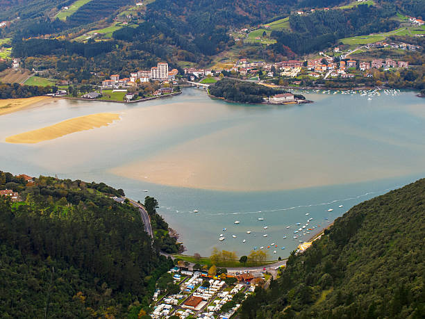 estuaire de urdaibai. mundaka. pays basque. vizcaya. l'espagne. l'europe. - oka river photos et images de collection