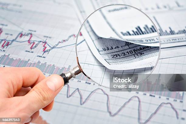 Mit Financial Bericht Stockfoto und mehr Bilder von Analysieren - Analysieren, Ausverkauf, Bankgeschäft