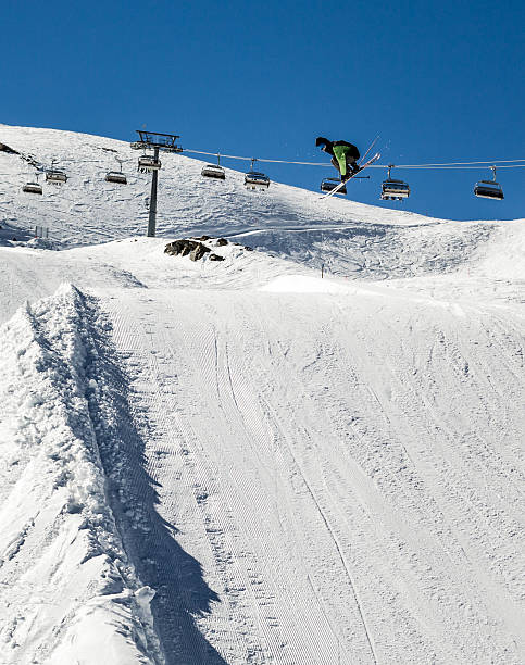 прыжки любителей лыж - powder snow skiing agility jumping стоковые фото и изображения