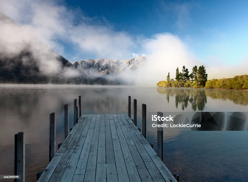 Lakeside in campeggio - Foto stock royalty-free di Gettata