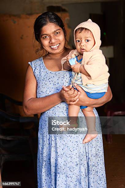 Ritratto Di Sri Lanka Madre Con Il Suo Bambino - Fotografie stock e altre immagini di Accudire - Accudire, Adulto, Allegro