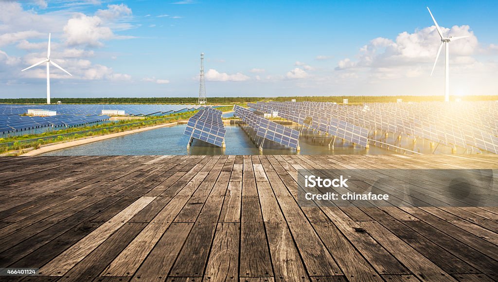 Solarenergie panels und Windturbinen - Lizenzfrei Wasser Stock-Foto