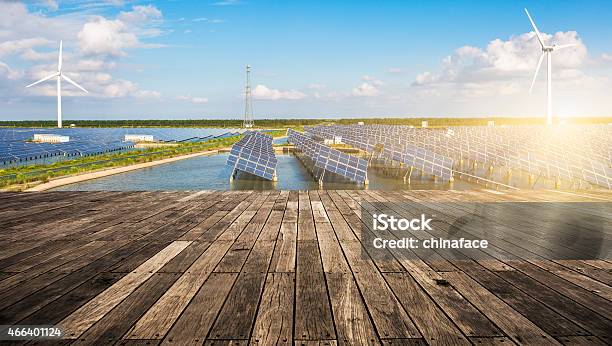 Solarenergie Panels Und Windturbinen Stockfoto und mehr Bilder von Wasser - Wasser, Sonnenkollektor, Sonnenenergie