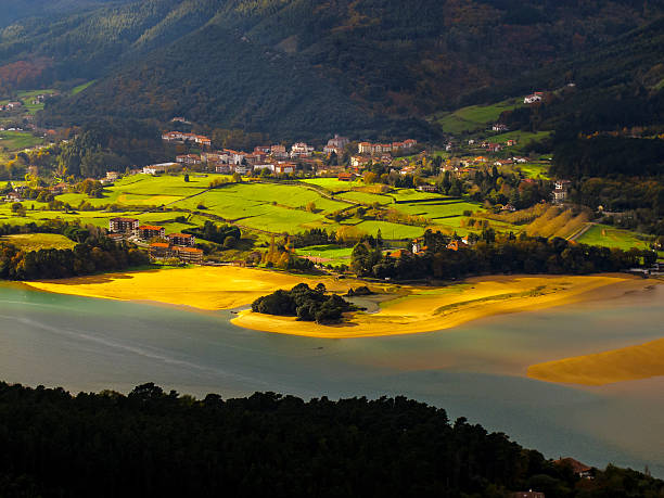 estuário de urdaibai. mundaka. país basco. vizcaya. espanha. a europa. - oka river - fotografias e filmes do acervo