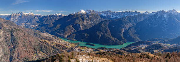 лаго ди-кадоре centro (италия) - day autumn beauty in nature belluno стоковые фото и изображения