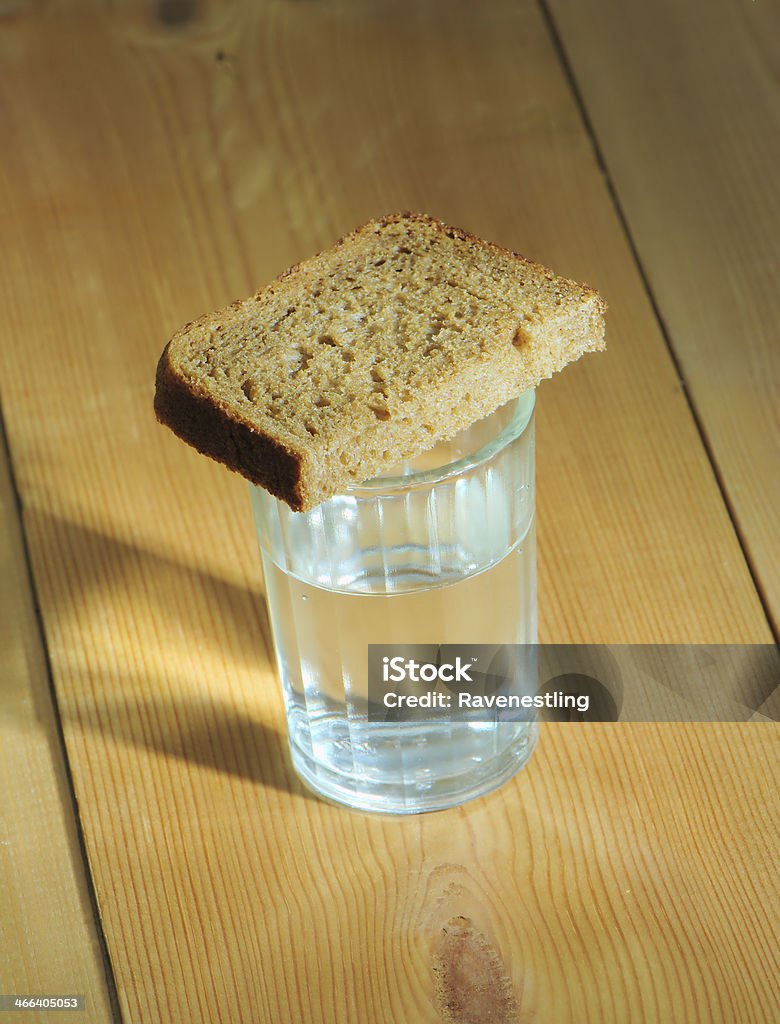 Стекло водки и Ломтик хлеба на деревянном столе - Стоковые фото Алкоголь - напиток роялти-фри