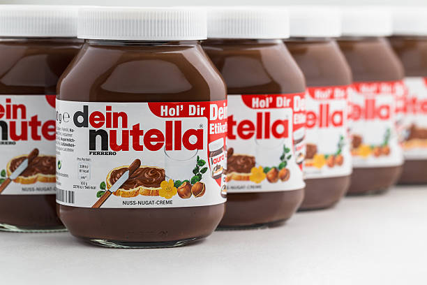 nutella nocciola diffusione - nutella foto e immagini stock