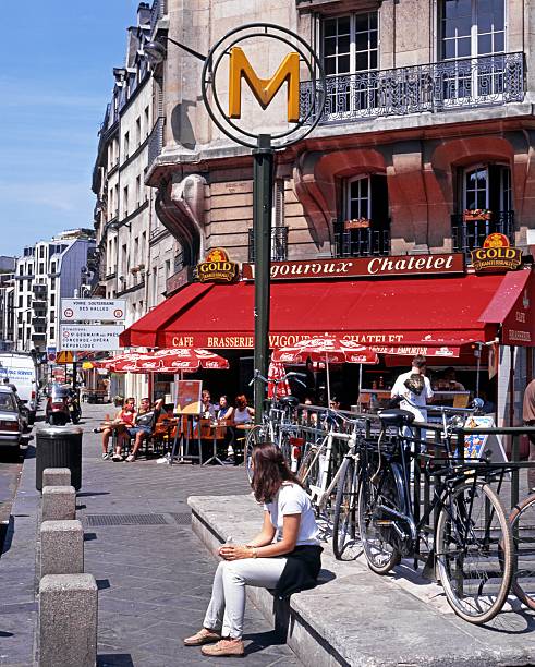 pavimentazione cafe, parigi. - théâtre du châtelet foto e immagini stock