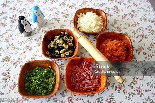 Ingredientes De La Comida Con Palo De Amasar Foto de stock y más banco de imágenes de 2015 - 2015, Aceituna, Aceituna negra