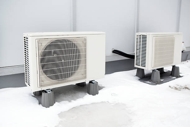 mini-split heat pump outdoor laborkondensator einheiten - wärmepumpe stock-fotos und bilder