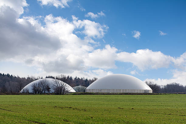 wytwórnia biogazu za szerokim polu przeciw błękitne niebo - anaerobic zdjęcia i obrazy z banku zdjęć