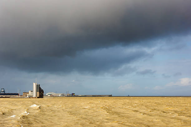 control tower に嵐雲 - control harbor airport tower ストックフォトと画像